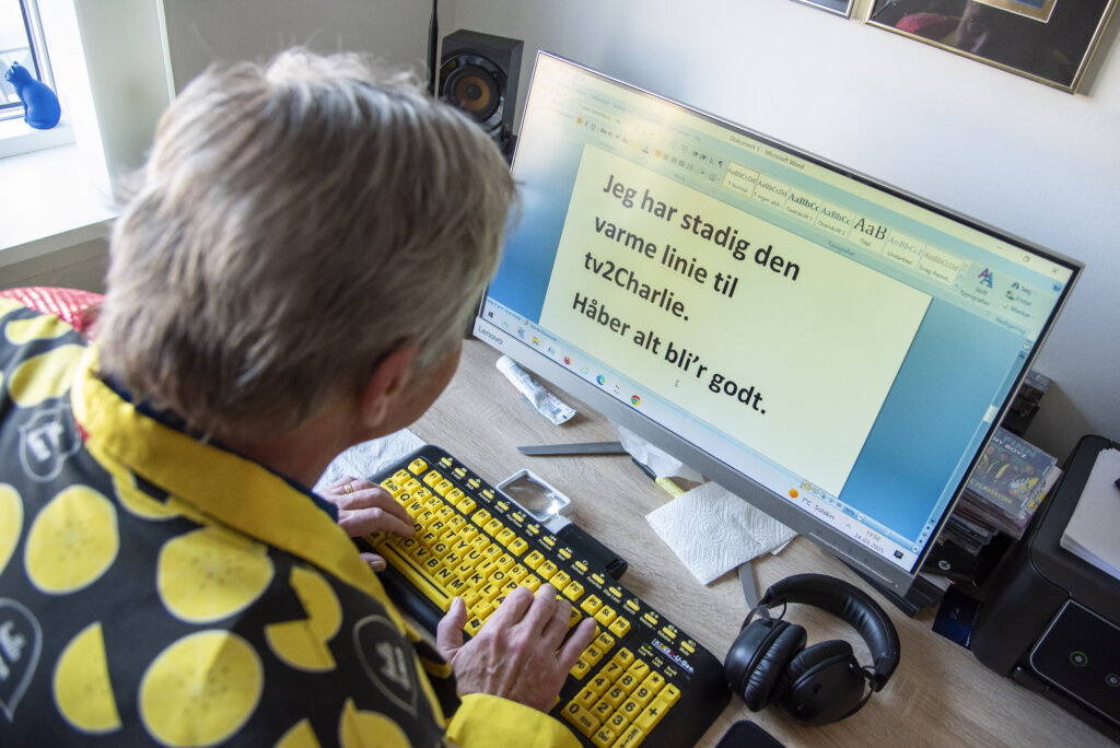 75-&aring;rige Lennart skriver p&aring; computer, hvor teksten er forst&oslash;rret. Tastaturet er gult og har st&oslash;rre bogstaver