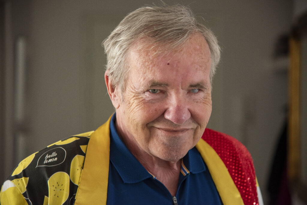 Portr&aelig;t af smilende Lennart med spraglet jakke