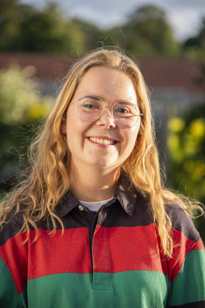 Portr&aelig;t af smilende Amalie uden for 