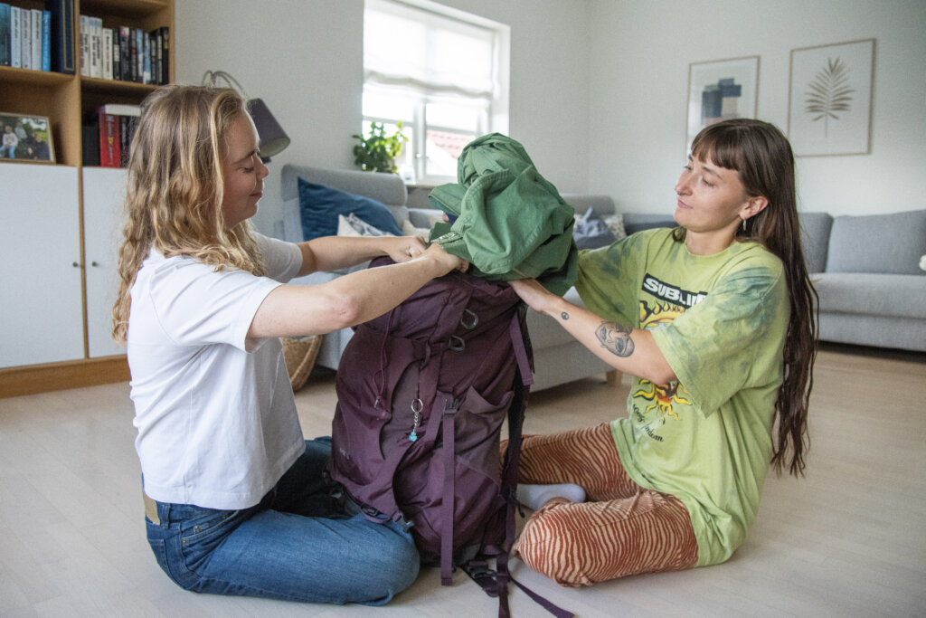 Amalie og Mille pakker backpacker rygs&aelig;k p&aring; gulvet
