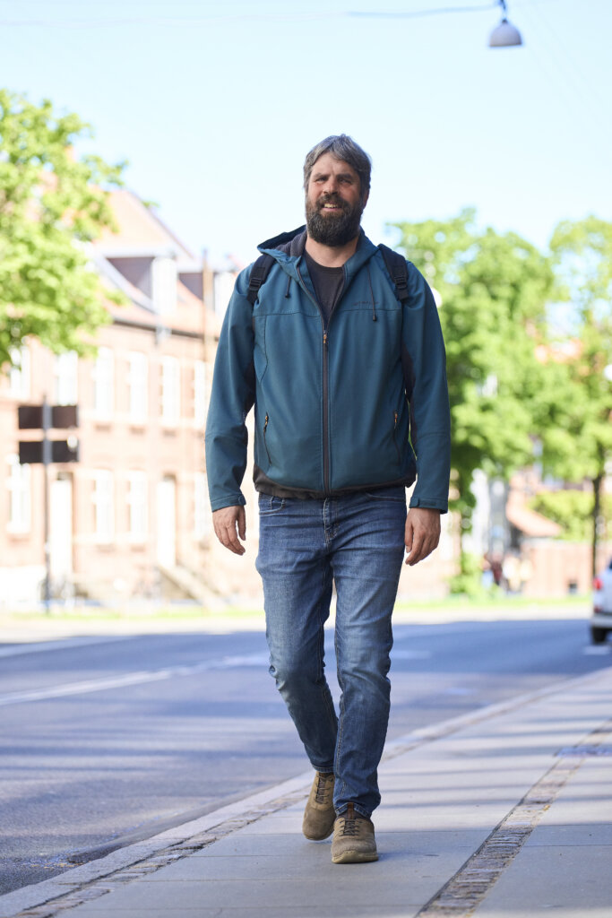 Portr&aelig;t af Esben, som kommer g&aring;ende p&aring; fortovet