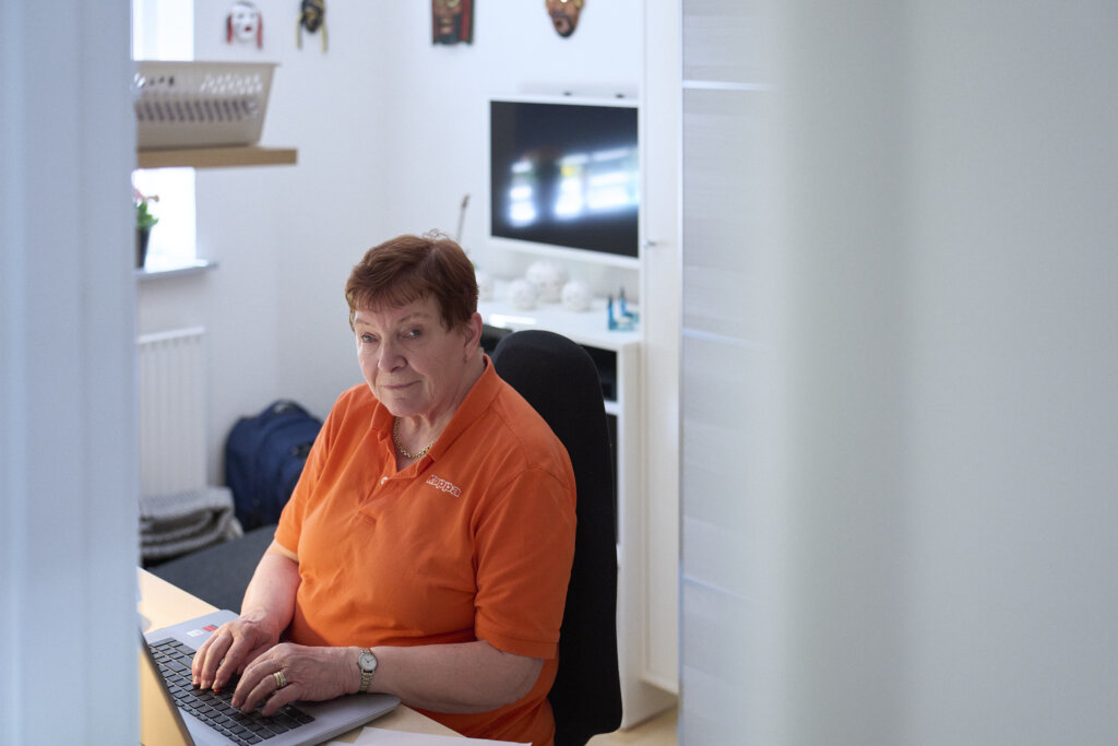 71-&aring;rige Hanne sidder ved sin computer