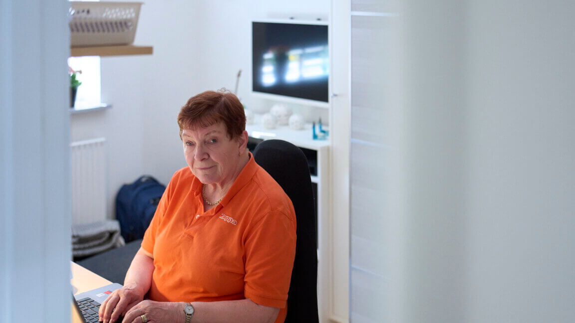 71-årige Hanne sidder ved sin computer