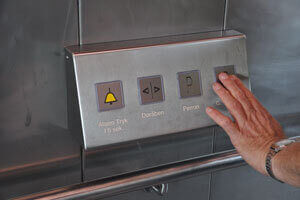 Betjeningsknapper bør være udstyret med taktile kendemærker og helst i en kontrastfarve.