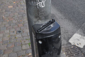 Standere viser retning samt antal heller på vejen over forgængerovergangen.