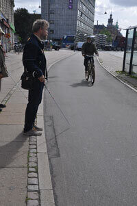 Det kræver koncentration at krydse en cykelsti for at komme over til et busstoppested, når man er blind eller stærkt svagsynet.