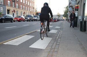 Det kan være en hjælp for mennesker med synshandicap, at der er en markering på cykelstien, når man nærmer sig og passerer et busstoppested.