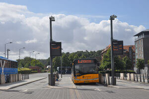 Busterminaler med flydende busstoppesteder kan være vanskelige at finde rundt på som synshandicappet.