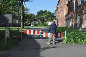 Billede af blind person, der passerer markeret spærrebom.
Blind person passerer markeret stibom. Det er vigtigt, at en bom er markeret med et opmærksomhedsfelt, så man ikke går direkte ind i den hårde bom.