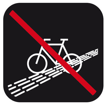 Piktogram, der viser, at cykler skal parkeres et andet sted end på ledelinjen.