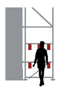 Når stilladser har tydelige markeringer, undgår man som blind eller svagsynet at falde ind under stilladset.