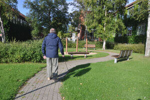 Kanten af en grussti i en park eller i et naturområde kan fungere som naturlig ledelinje. Stisystemer bør anlægges logisk og enkelt, så det letter orienteringen for mennesker med synshandicap.