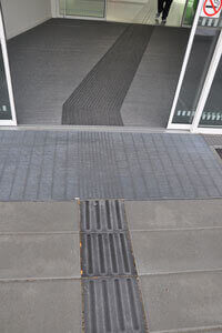 En rist kan bruges som et opmærksomhedsfelt. Her giver risten information om et indgangsparti.