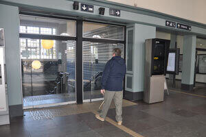 Opmærksomhedsfeltet fortæller den blinde eller svagsynede, at der er noget at være opmærksom på. Her er det en dør med automatisk døråbning.