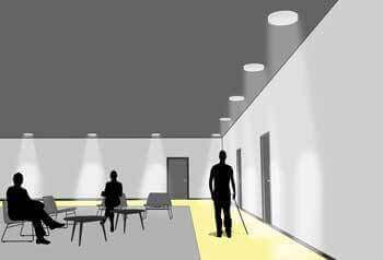 Illustration af svagsynet person, der følger retningsorienteret belysning samt kontrastfarver i gulv, på vægge og døre, der hjælper med orienteringen.