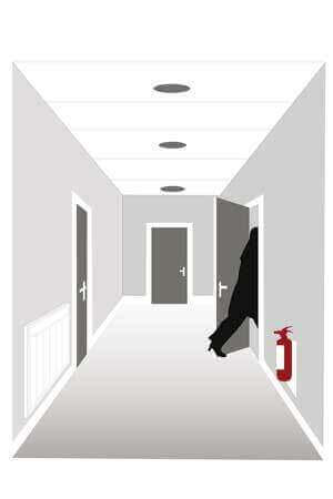Illustration af gang med åben dør og en brandslukker på siddende på væggen.