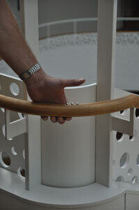 Håndliste med taktile stifter, der med tre stifter angiver 3. etage.