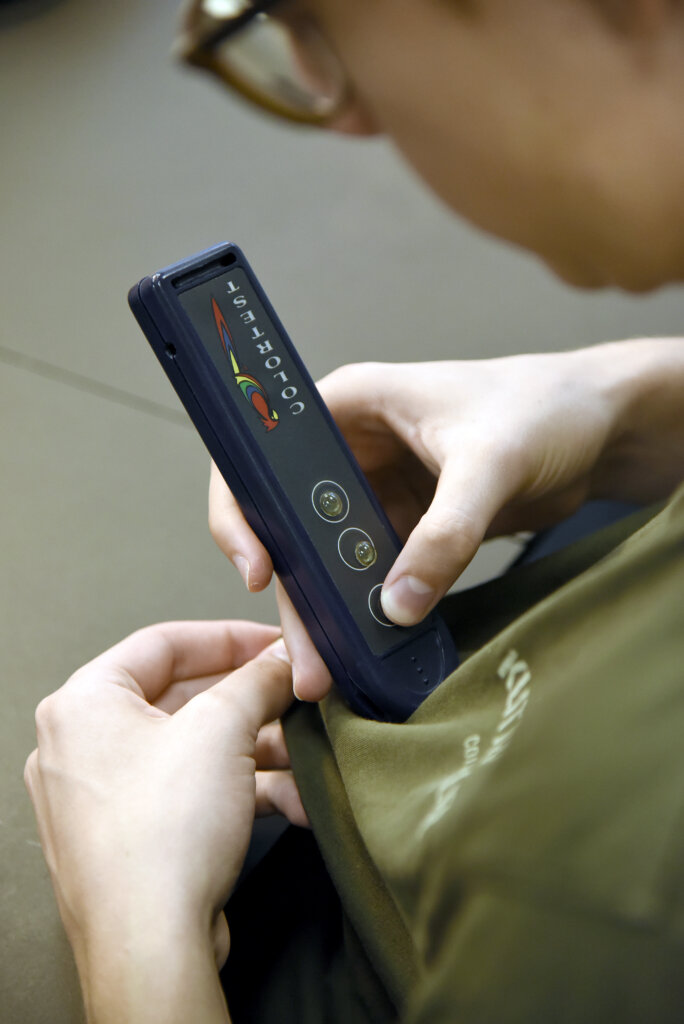 Theis prøver en farvetester