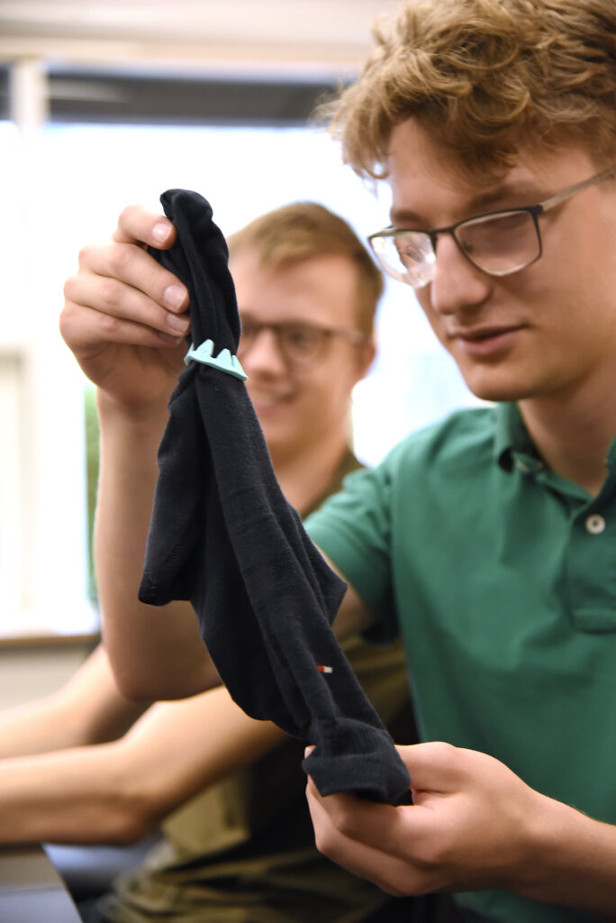 Jonathan nærstuderer en sokkeholder