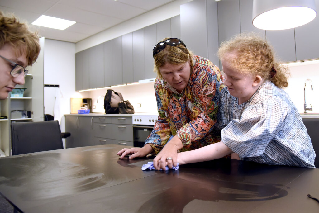 Lene hjælper Nicoline med at tørre spisebordet af