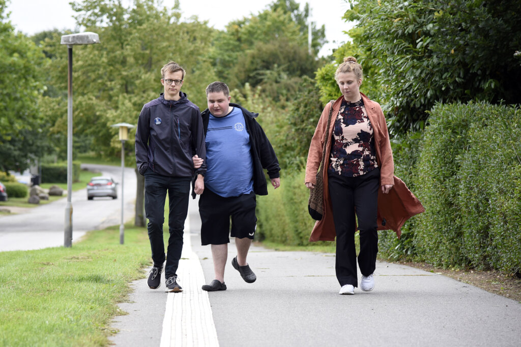 Mie går uden for sammen med to af kursisterne