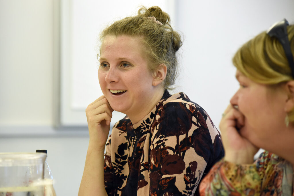 Underviserne Lene og Mie sidder ved siden af hinanden og smiler