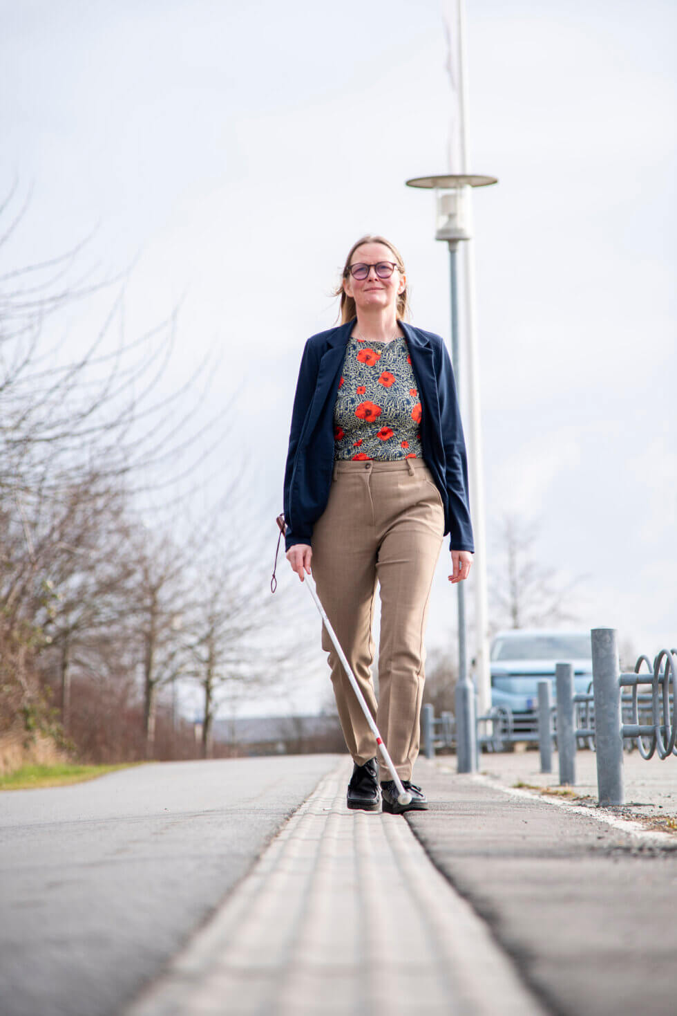 Diana følger ledelinje med sin hvide stok