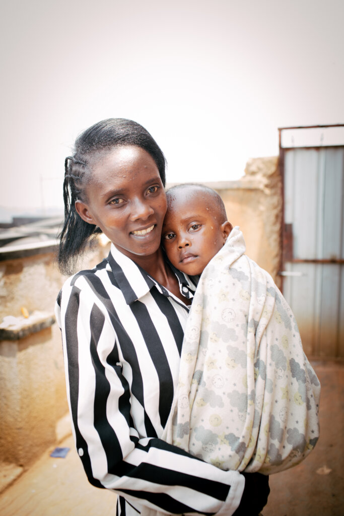 Chantal holder sin 3-årige søn uden for