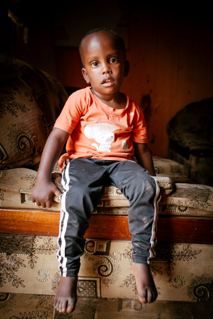 Portræt af 3-årige Kyrie, som sidder i sofaen