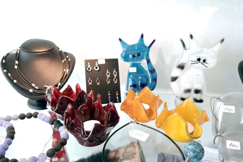 Billedet viser en masse forskellige håndlavede produkter. Alt fra glaskunst og smykker til flettede kurve, trædrejede produkter & strik.