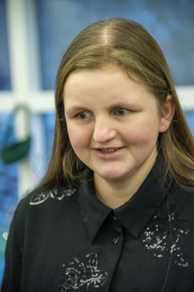 Portræt af 19-årige Sofie, der smiler. 