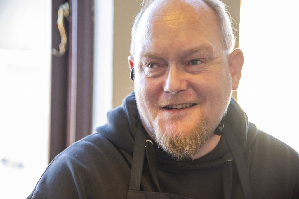 Portræt af Marc, der smiler