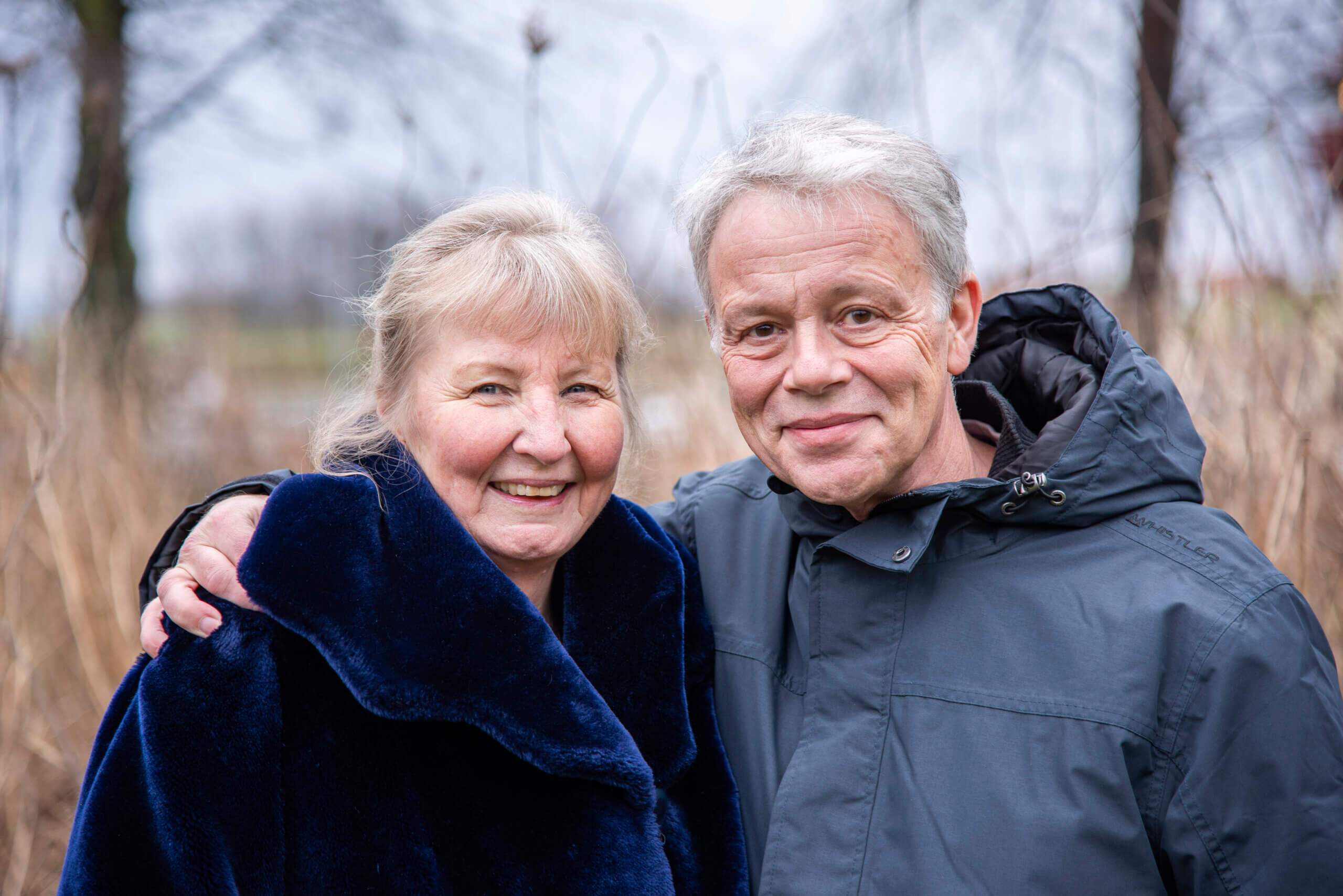 &AElig;gteparret Helle og Henrik smiler og holder om hinanden