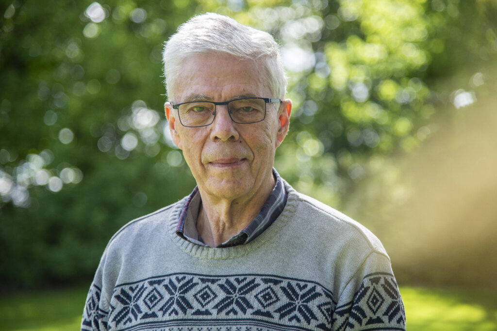 Portræt af Orla, som står uden for i sin have