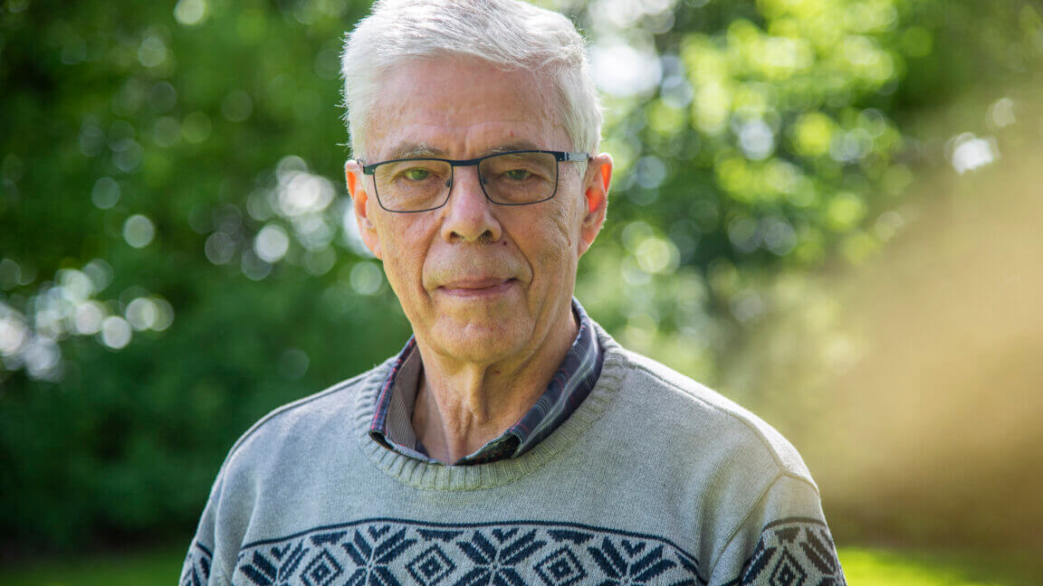 Portræt af Orla, som står uden for i sin have