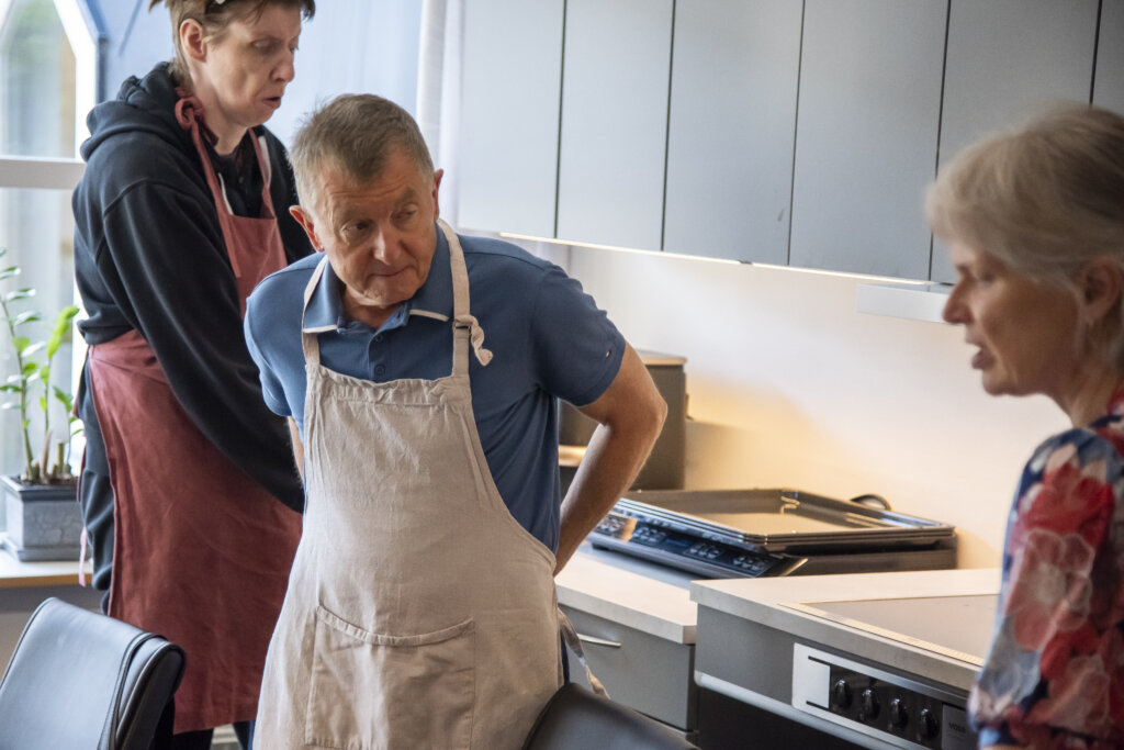 Søren binder sit forklæde