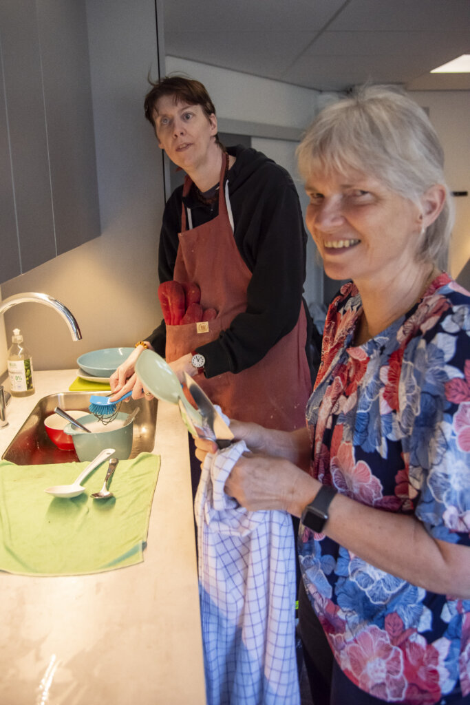 Anette og Berit vasker op i hånden