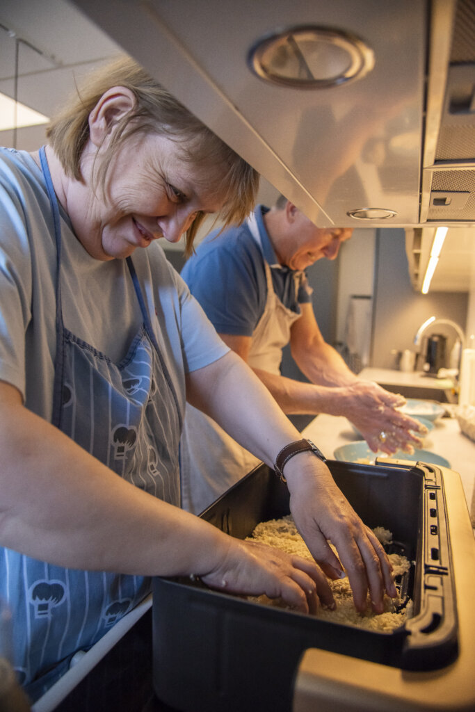Louise anretter fiskefileterne i airfryeren