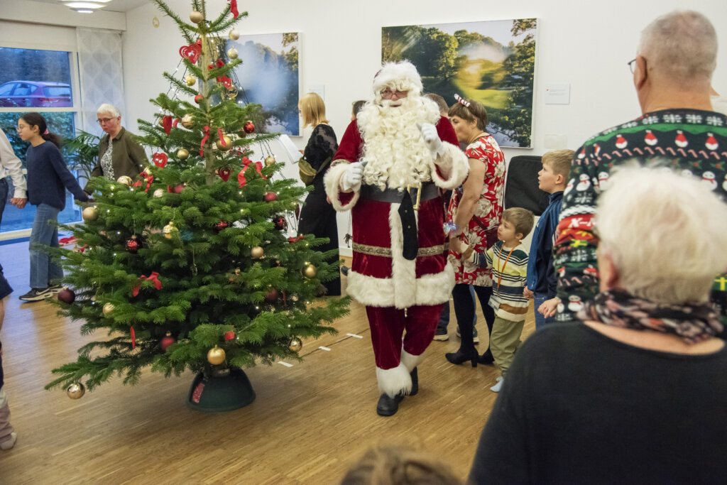 Julemanden danser om juletræet