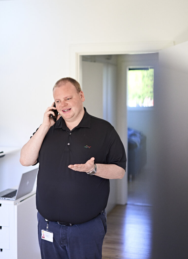 Lasse står og snakker i telefon