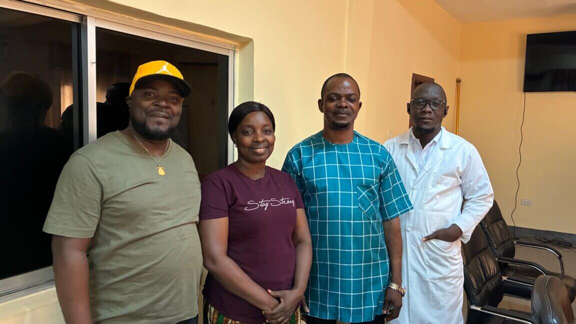 Billedet viser 4 mennesker, 1 kvinde og 3 mænd som står og smiler hen mod kameraet.