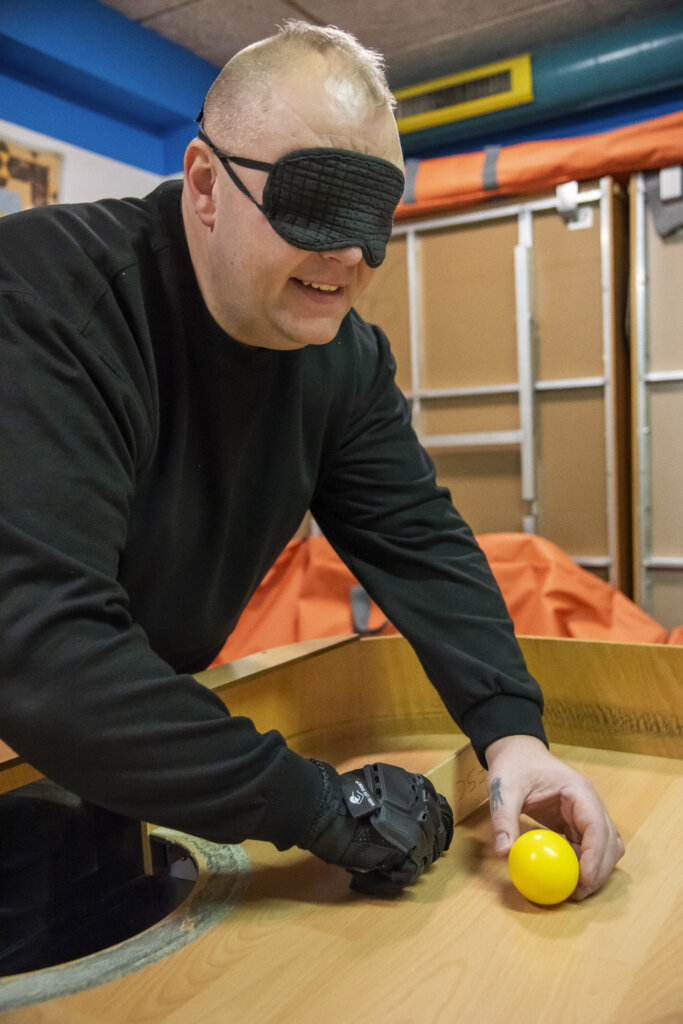 Morten med sorte briller for &oslash;jnene g&oslash;r klar til at skyde bolden i showdown p&aring; Fuglsangcentret