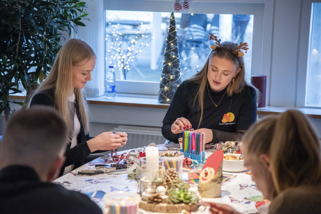 Besøgende klipper og klister julepynt