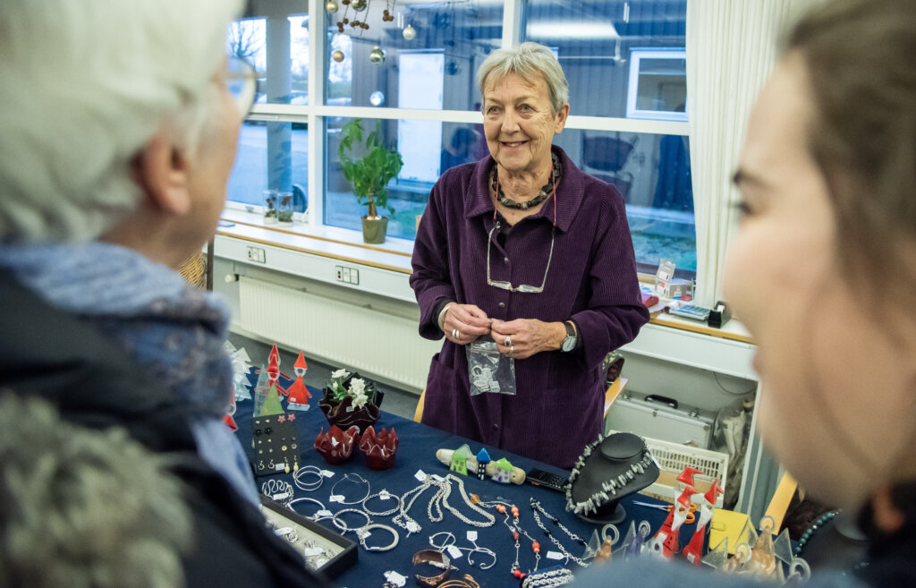Besøgende kigger på bod med smykker og glaskunst