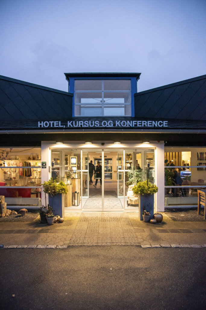 Fuglsangcentret lyst op i skumringen