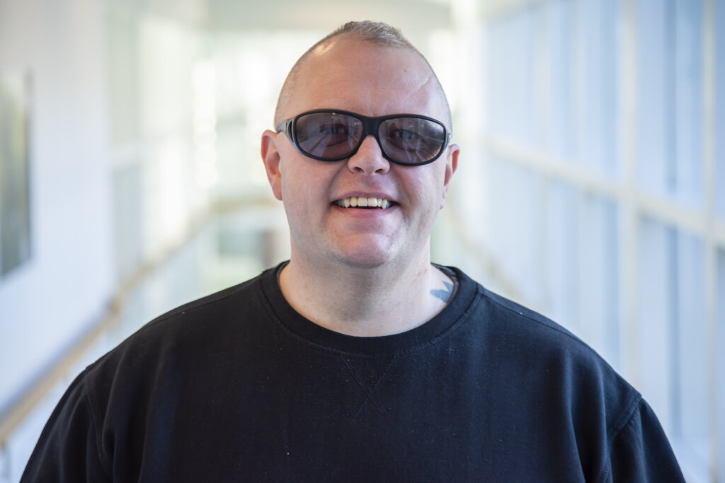 Portr&aelig;t af smilende Morten med solbriller p&aring;