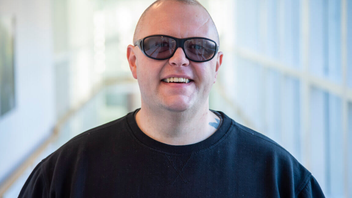 Portræt af smilende Morten med solbriller på