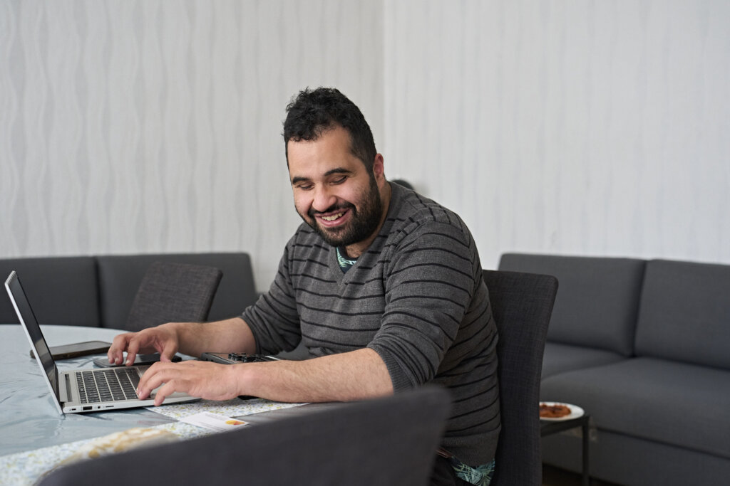 Mohammed sidder silende ved sin bærbare computer