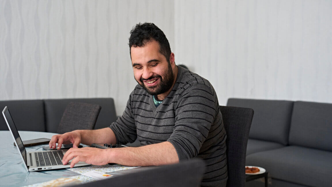 Mohammed sidder silende ved sin bærbare computer