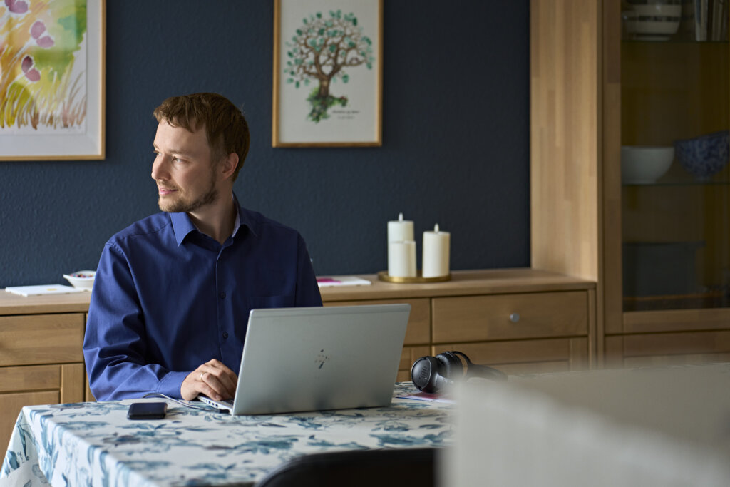 Billeder viser S&oslash;ren, der sidder p&aring; sit kontor foran sin computer.